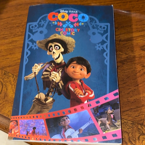 Disney Other - Disney’s Coco cinestory paperback barely used